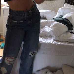 Jeans med slitningar  - snygga jeans från zara som sitter så skönt. Säljer pga att jag ej använder längre