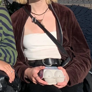 Brun kofta - Brun sammetsliknande munkjacka köpt på beyond retro för 300kr, jättecool och näst intill oanvänd men säljer pga att jag hittade en annan liknande som jag använder mer! 🦎1 plagg 30kr🦎2 plagg 50kr🦎3 plagg 70kr🦎4 plagg 95kr🦎5 plagg 120kr🦎