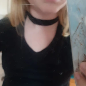 Tröja med ring runt halsen - Svårt långärmad med en ring runt halsen.Aldrif använd super bra skick.