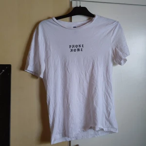 E.T tröja från H&M - Vit t-shirt med E.T från H&M herravdelning men passar super på tjejer också. Tröjan har tryck på bröst och mage 