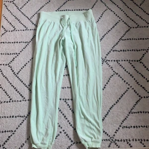 Mintgröna Cubus mjukisbyxor. - Väldigt bra skick, använd endast ca 5 gånger. Väldigt skönt material, fin färg. Köpt för 249 kronor. 