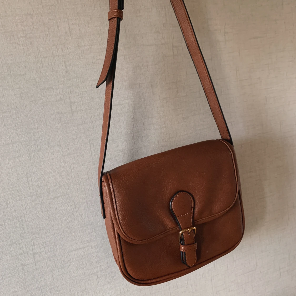 Brun axelremsväska i imitationsläder - 90