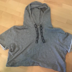 Cropped hoodie size L - Croppad hoodie från HM. Står GIRLS BITE BACK på drawstringen. Nästan aldrig använd, nyskick. Mycket mjukt material på insidan!