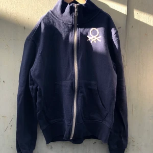 Benetton  - Collegejacka med zip. Ny och oanvänd. 