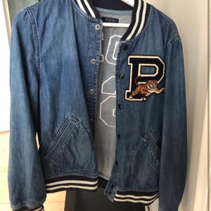 Ralph Lauren baseball jacka. - ALDRIG ANVÄND Ralph Lauren jacka. Storlek S. Nypris är runt 1200+ mer och säljs för väldigt mycket mindre!! Skick är 10/10 