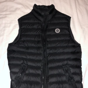 Amber comrbie väst strlk S - Sista västen jag säljer är en amber crombie väst. Västen är använd en gång och köptes i USA för 1200kr men säljer för 600kr vid snabbaffär annars 800kr