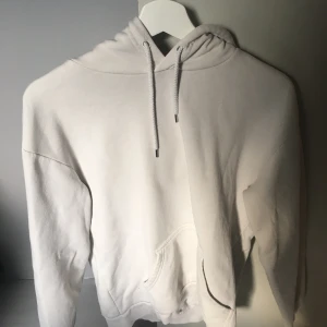Vit hoodie - Skön vit hoodie i bra material