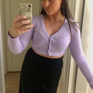 Lila pastelltopp  - Supersöt lila kofta, aldrig använd helt ny! Säljer för 150kr💜 passar S-M