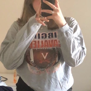 Sweatshirt  - Köpte tröjan på Beyond Retro för ett tag sedan men säljer nu då den tyvärr inte kommer till användning. Tröjan är som en tunnare sweatshirt! Det är storlek L men passar de flesta storlekar. Köparen står för frakten!