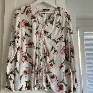 Blommig blus från Rut&Cricle  - Blommig blus från Rut&Cricle, fint skick. Sitter löst och luftigt 