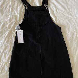 Superfin svart hängselklänning från Chiquelle stl 36. Säljs då den tyvärr inte kommit till användning, den är alltså i nyskick med prislappen kvar! Skickar mått och fler bilder vid förfrågan. Köparen står för frakt❤️
