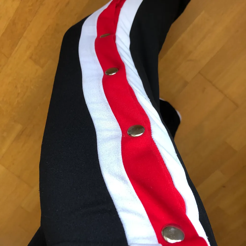 Svarta byxor med vita och röda detaljer + knappar! Storlek s!. Jeans & Byxor.