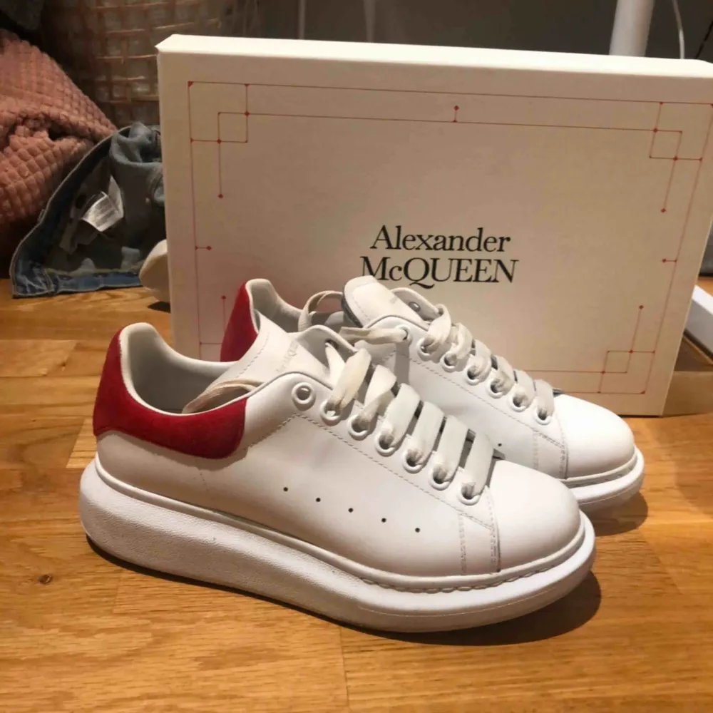 Alexander McQueen skor! Köpta i slutet av maj på Savannahs i Stockholm för 4600 kr och säljes på grund av att dem är för små för mig.  Kvitto och kartong finns😊 . Skor.
