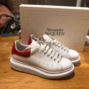 Alexander McQueen skor! Köpta i slutet av maj på Savannahs i Stockholm för 4600 kr och säljes på grund av att dem är för små för mig.  Kvitto och kartong finns😊 