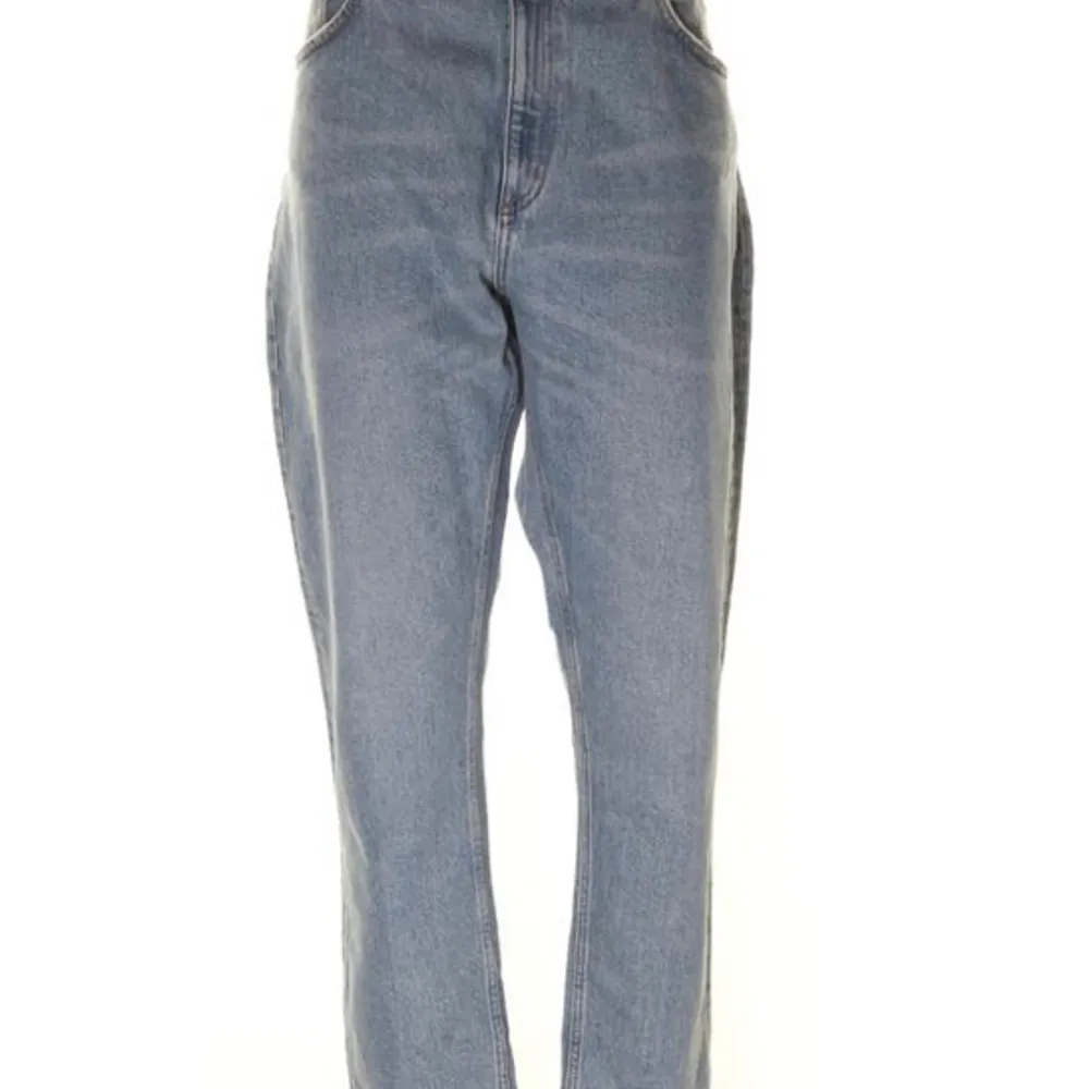 Säljer jeans från Monki i nyskick. Har endast provats en gång och då märkte jag tyvärr att dom var lite för stora för mig :( Frakt ingår!. Jeans & Byxor.