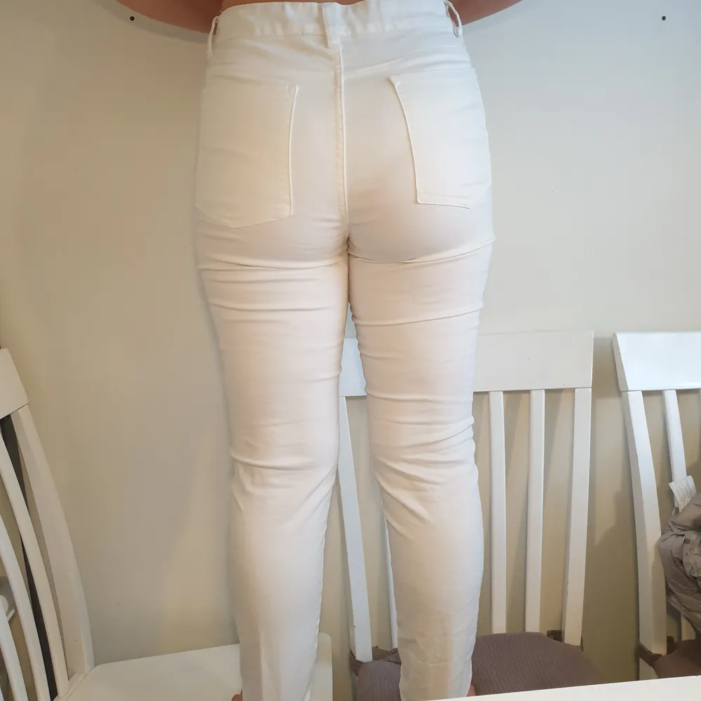 Jättefina vita jeans med jätte mycket stretch. Jag på bilden är 153 därav är dem lite långa.. Jeans & Byxor.