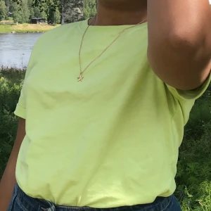 Grön t-shirt - Jag säljer denna t-shirt ifrån bershka <3 pris: 40kr + frakt✨ skriv för fler bilder 