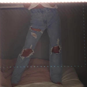 Jeans - Jeans med hål, säljer pga att dem är förstora för mig🙁 (aldrig använda) 