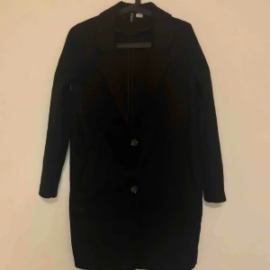  - H&M 100% polyester. En elegant längre kavaj som passar vår, sommar & höst, även vinter med tjocktröja och halsduk. Lokalt möts vi upp kontant eller Swish. Frakt betalas av dig - 50-80kr beroende på vikt. Överföring bank eller Swish.