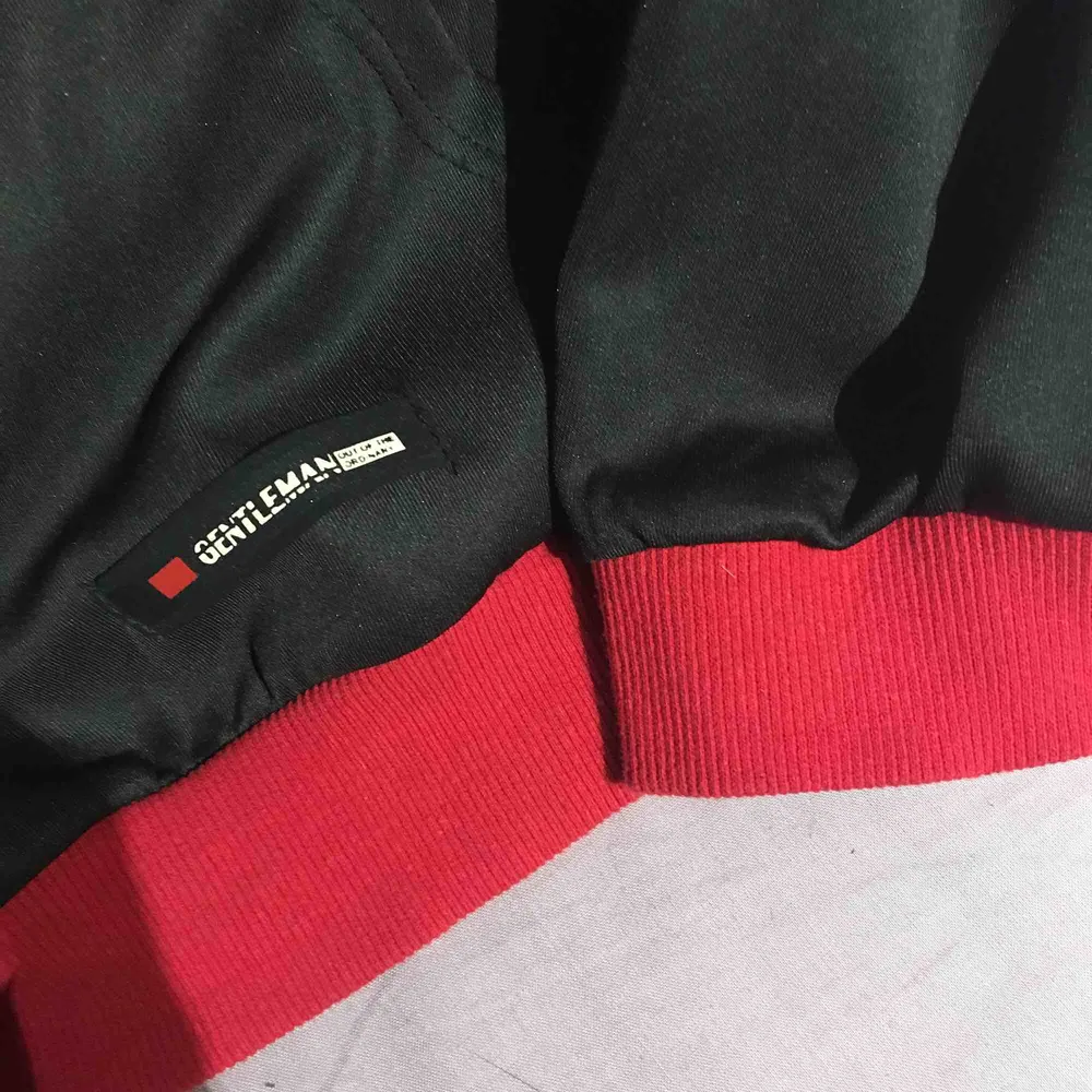 Riktigt snygg svart hoodie med röd luva och röda kanter nertill. Tyget är nästan som träningskläders tyg, fast tjockare.   Kan mötas i Åkersberga, Täby och Stockholm City. Köpare står för frakt. . Hoodies.
