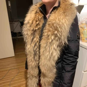  - Storlek 32 men är som en 34. Den är i bra skick, inga slitage eller liknande.  Äkta päls.