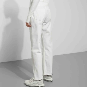  - Skitsnygga croppade jeans från weekday i modellen Voyage!! Säljs då dom blivit för små. Sitter så snyggt på, bra skick!! Jag är 168 och på mig går dom till anklarna 💖💖 frakten är inräknad i priset! 