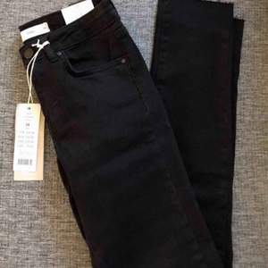 Svarta jeans i strl 34 från Ginatricot. Endast provade så lappen är kvar! Köpta för 399kr. Köparen betalar för frakten💕