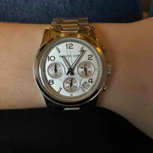  - Michael Kors klocka i använt skick. Finns en repa på glaset (se första bild), men annars inga problem med den! Batteriet funkar, men vet ej när det senast byttes. Kan mötas upp i Göteborg eller skicka, men frakt tillkommer. :)