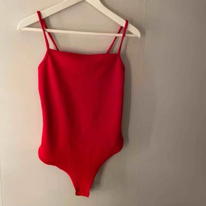  - Röd body från nelly.com. Funkar både till fest och vardag!