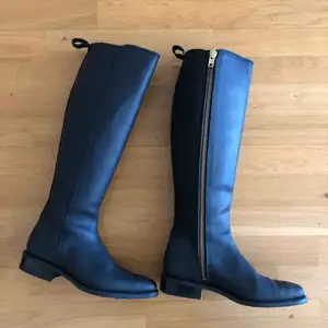 Helt nya oanvända stövlar från Primeboots. Originalförpackning medföljer. Äkta läder. Säljes då de var för små för mig. Ordinarie pris är 3999kr 