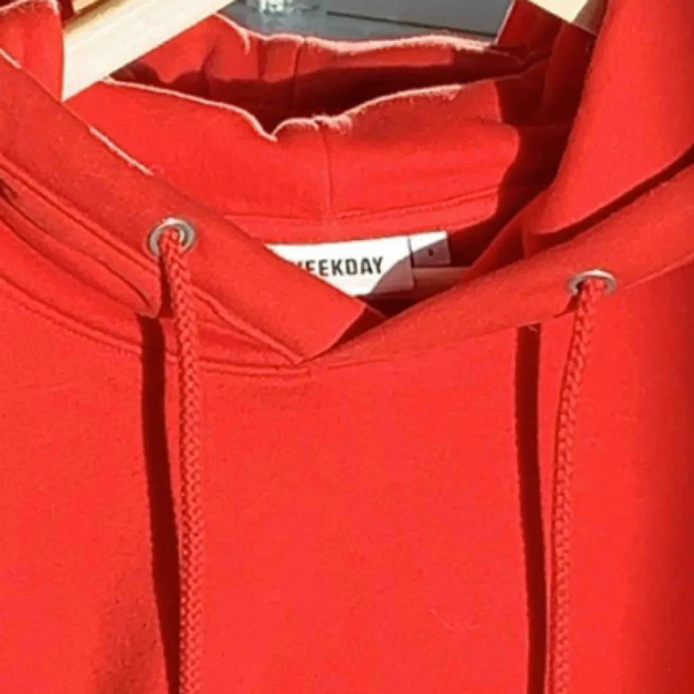 Röd hoodie från Weekday i storlek S!! Den är oversized så passar även en M. Kan mötas upp i Stockholm eller så står köparen för frakt💙. Hoodies.
