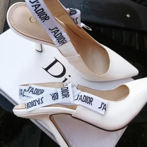  - Väldigt populär modell av Dior pumps som passar alla tillfälle. Helt Nya pumps från Dior De är väldigt bra Kopia som är äkta! De är gjörd av äkta läder och toppen kvalitet. Passpormen är väldigt bra som ger sexigt look.  Varan skickas spårbart via postnord skicka lätt 63kr 