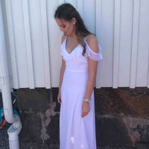  - En vit långklänning/balklänning från Nicole Falcianis kollektion med bikbok. Den har en slits vilket inte syns på bilderna. Den är endast använd en gång på min bal. Storleken är XS men fungerar även för S. Köparen står för frakt. 