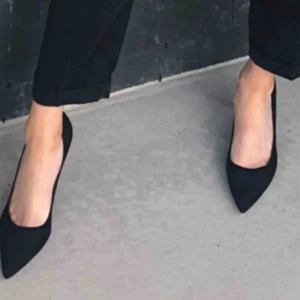  - Svarta klackskor som är använda under en kväll.  Storlek. 39