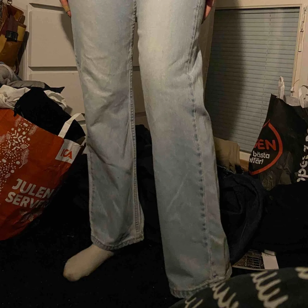 Ljusblåa raka jeans från Levis, storleken är ungefär S men det står M på dom så lite emellan💕 bra skick och fett snygga! Skriv om intresserad . Jeans & Byxor.