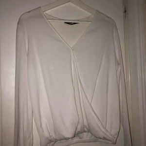  - Vit tröja från Bikbok i storlek M, använd ett fåtal gånger. 
