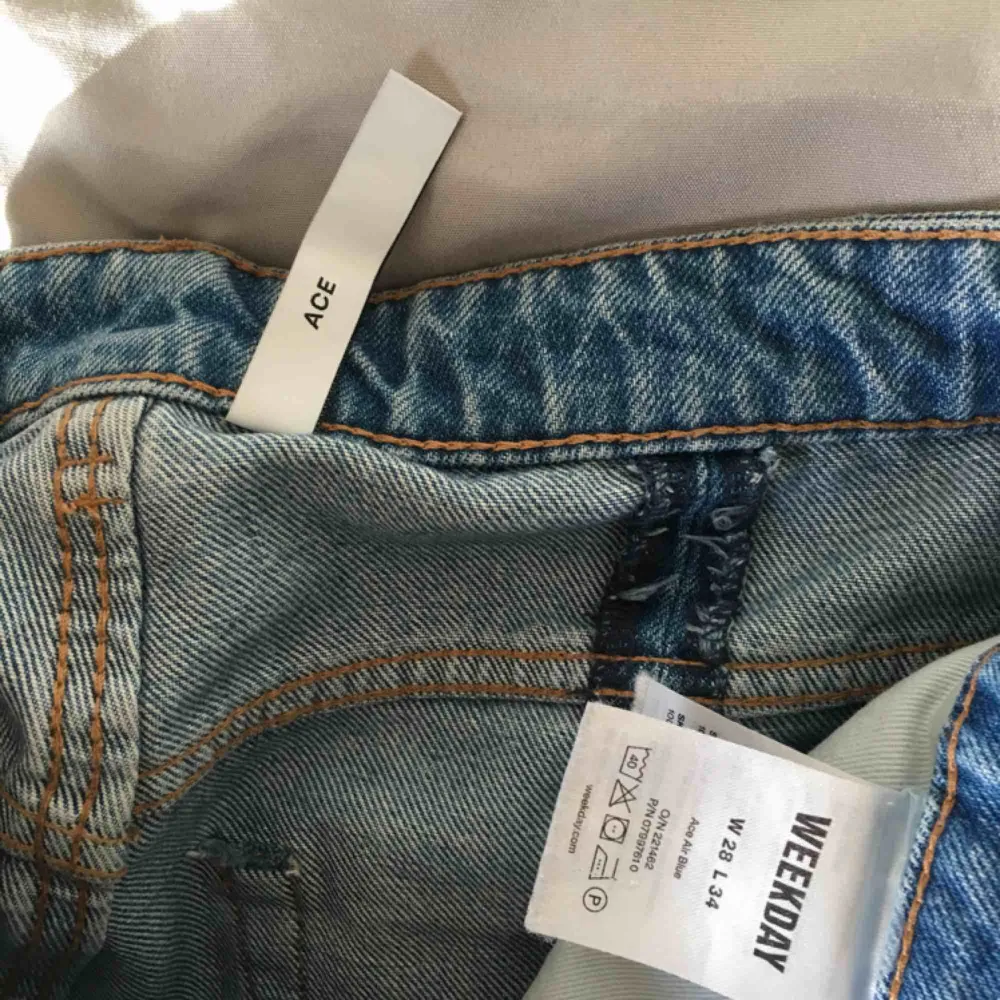 Säljer mina Ace jeans från weekday då dom är lite för små. Dom är knappt använda! Storlek 28 i midjan och 34 i längd! Möts gärna upp i Malmö, annars tillkommer frakt på 30kr :)). Jeans & Byxor.