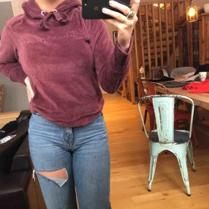  - Säljer denna champion hoodie då jag inte får så mycket användning utav den, den sitter ganska tajt och passar mer som en S än en M, kan mötas upp i Umeå eller så kan jag skicka den men då står köparen för frakten☺️