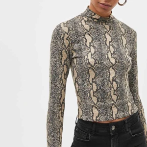  - Snygg turtleneck som e snygg under sweatshirts! Det är lite andra färgkombinationer än den första bilden som ni ser på de andra bilderna 🤝