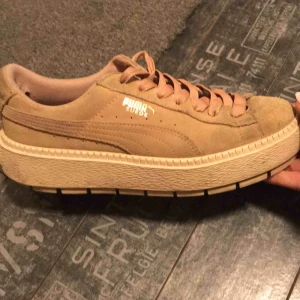 Adidas skor  - Bra skicka, lite smutsiga men går att tvätta, lite slitet vid lästen 