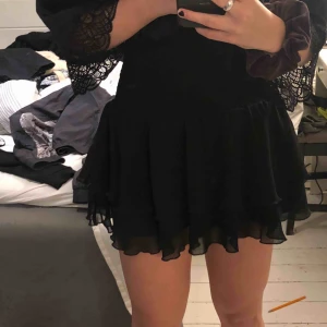  - Jätte fin svart kjol men kommer tyvärr aldrig till användning, endast använd ca 4 ggr, frakten är in räknad i priset