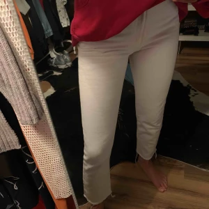  - Vita momjeans från Bik Bok! Sitter som en smäck och är i ett toppenskick!!! Frakt tillkommer 🏠