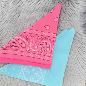  - helt nya och superfina bandanas i ljusblå och neonrosa. 60kr/styck, frakt ingår🦋💖 (den blåa är såld)
