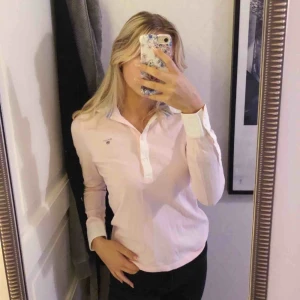 Gant långärmad - Ljusrosa långärmad från GANT, använd väldigt lite så nästan som ny! 