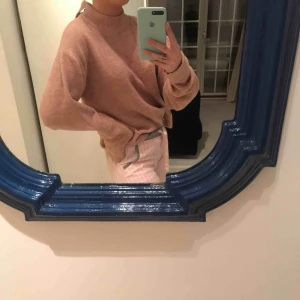  - Rosa stickad tröja, öppen i ryggen!