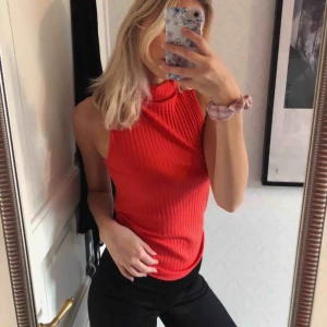 Topp - Storlek XS men passar mer som S enligt mig. orange ribbad topp i jättefint skick