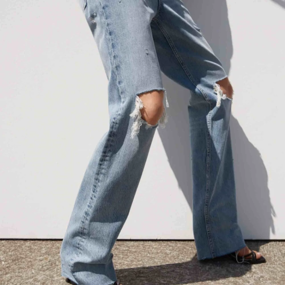 Populära och slutsålda Zara jeansen i strl 34, hålen på knäna har blivit lite uttöjda men annars bra skick!  ❗️Högsta bud ligger på 720kr, den som budat högst ikväll 22:00 får dom pga stort visat intresse på kort tid och svårt för mig att hålla koll på.❗️. Jeans & Byxor.