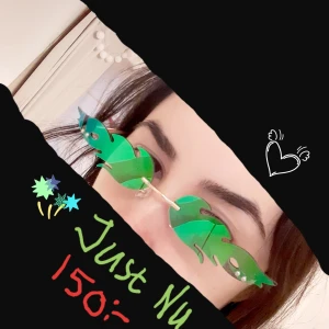 2000's solglasögon - Lätt ballast i år! Förbered dig för våren/sommaren med dessa skiftande godingar♡RAM-MATERIAL: Metall(guldfärgad). LINS-MATERIAL: Polykarbonat-En transparent termoplast med exceptionell hållbarhet. LINS-KAPACITET: UV 400. MÄRKE: graduator   Frakt: 11:-