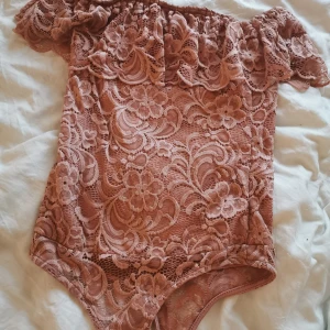 Spets body  - Spetsbody från nelly, off shoulder 