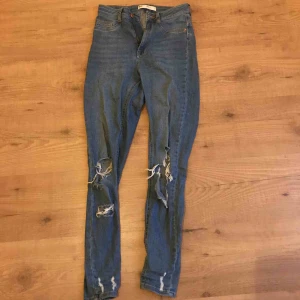  - Ljusblå jeans super sköna knappt använda då dom va lite stora för mig!